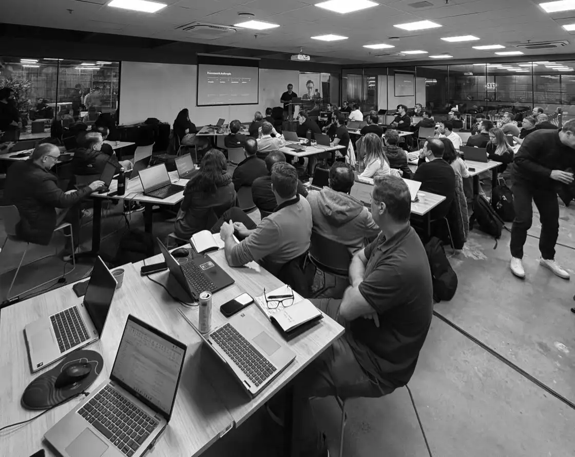 Workshop Claude Code na Irani: sala com 50 participantes acompanhando a apresentação